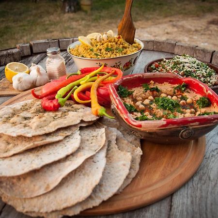 Cob Camp Bed & Breakfast Dŭbravite Dış mekan fotoğraf