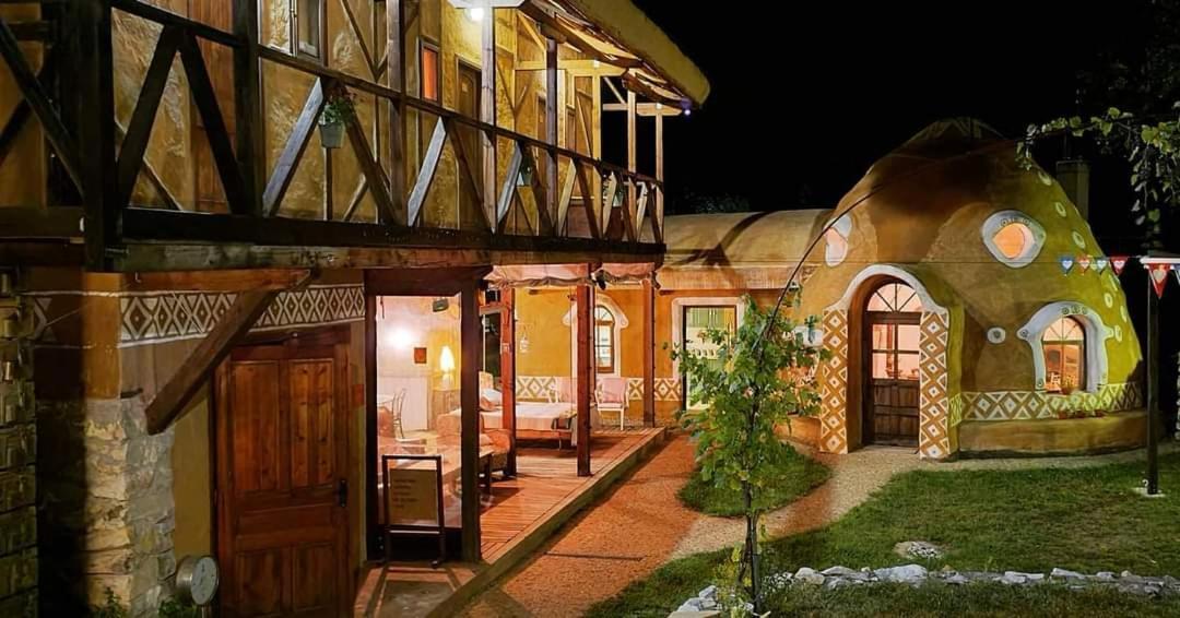 Cob Camp Bed & Breakfast Dŭbravite Dış mekan fotoğraf