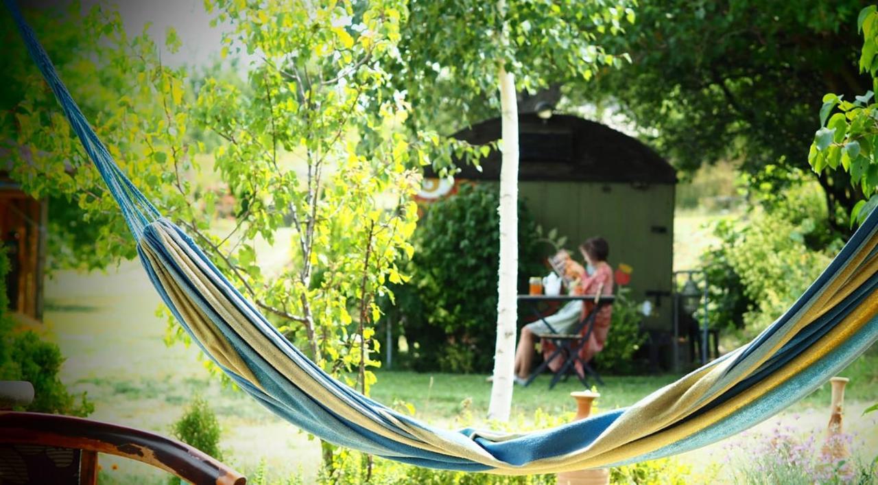 Cob Camp Bed & Breakfast Dŭbravite Dış mekan fotoğraf