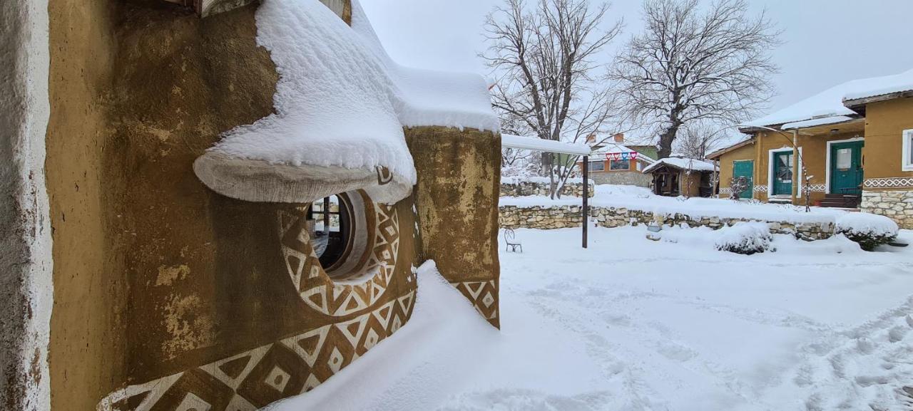 Cob Camp Bed & Breakfast Dŭbravite Dış mekan fotoğraf