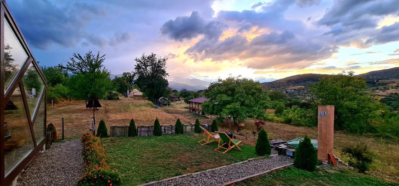 Cob Camp Bed & Breakfast Dŭbravite Dış mekan fotoğraf