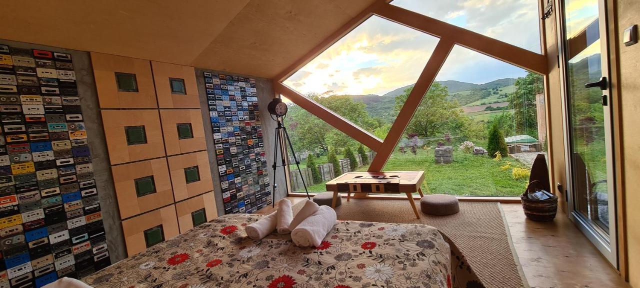 Cob Camp Bed & Breakfast Dŭbravite Dış mekan fotoğraf