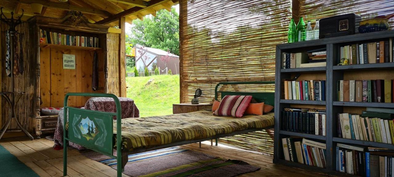 Cob Camp Bed & Breakfast Dŭbravite Dış mekan fotoğraf