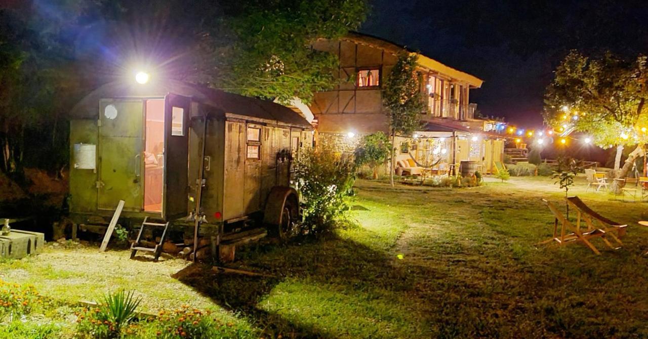 Cob Camp Bed & Breakfast Dŭbravite Dış mekan fotoğraf