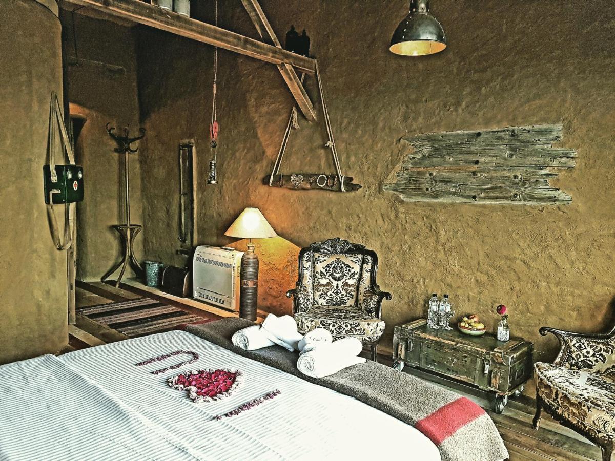 Cob Camp Bed & Breakfast Dŭbravite Dış mekan fotoğraf