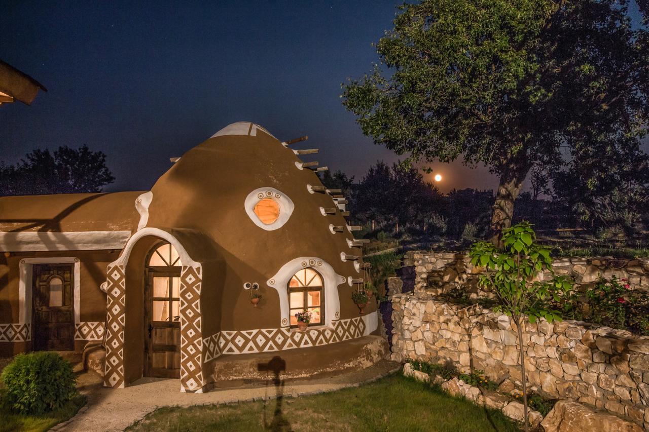 Cob Camp Bed & Breakfast Dŭbravite Dış mekan fotoğraf
