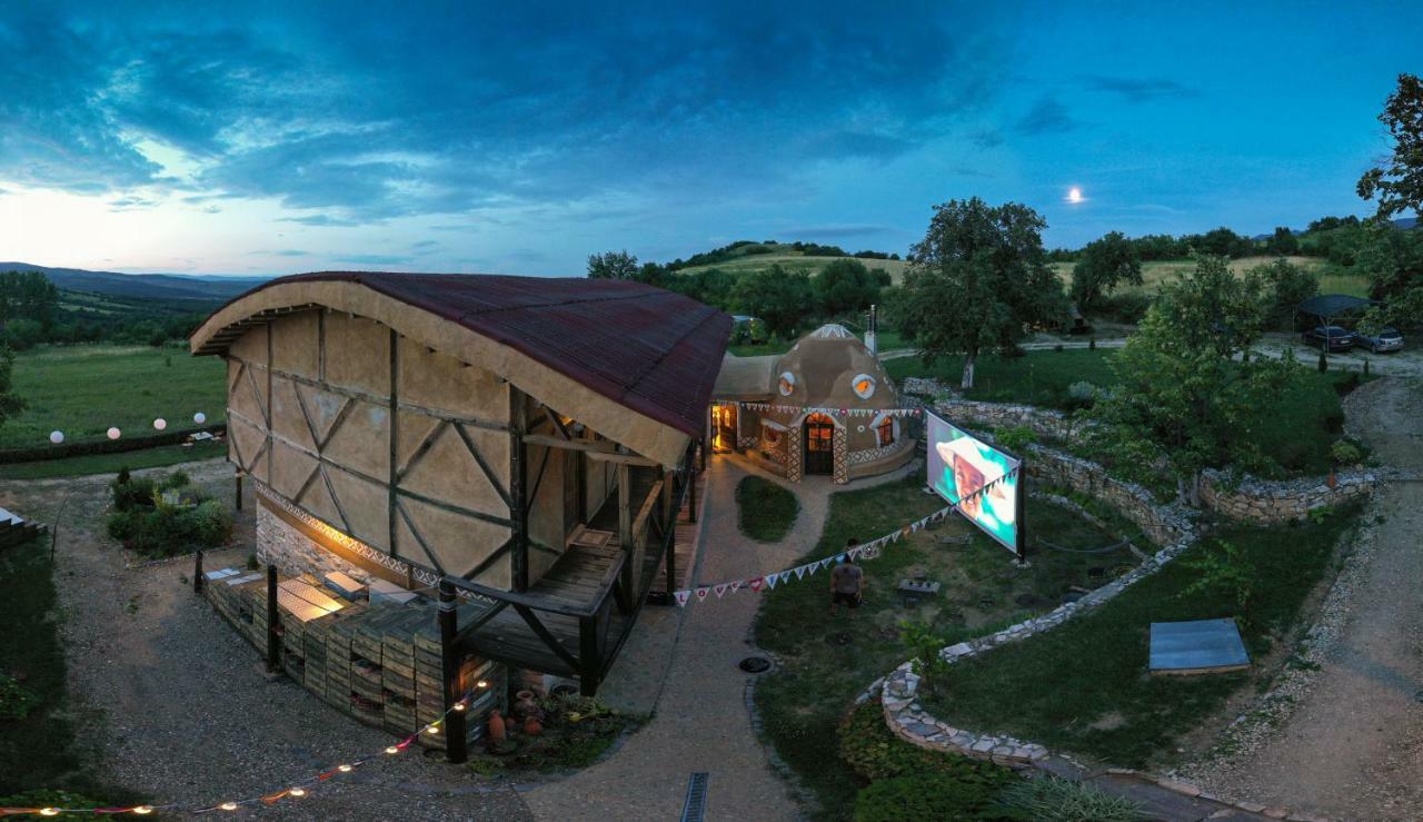 Cob Camp Bed & Breakfast Dŭbravite Dış mekan fotoğraf