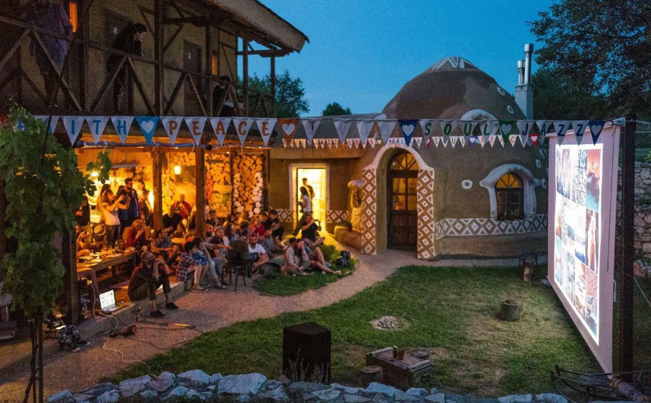 Cob Camp Bed & Breakfast Dŭbravite Dış mekan fotoğraf
