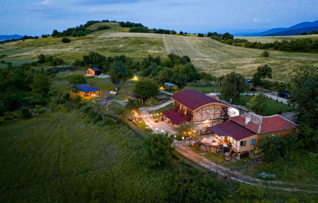 Cob Camp Bed & Breakfast Dŭbravite Dış mekan fotoğraf