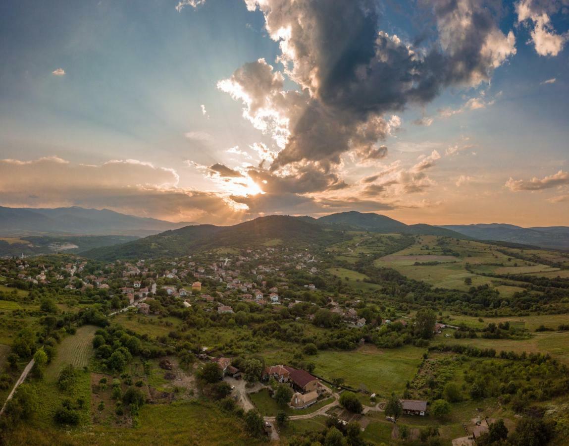 Cob Camp Bed & Breakfast Dŭbravite Dış mekan fotoğraf