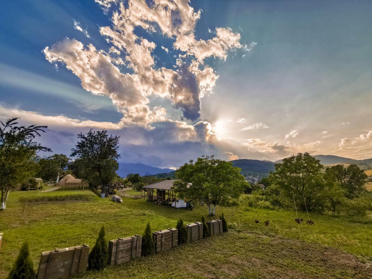 Cob Camp Bed & Breakfast Dŭbravite Dış mekan fotoğraf