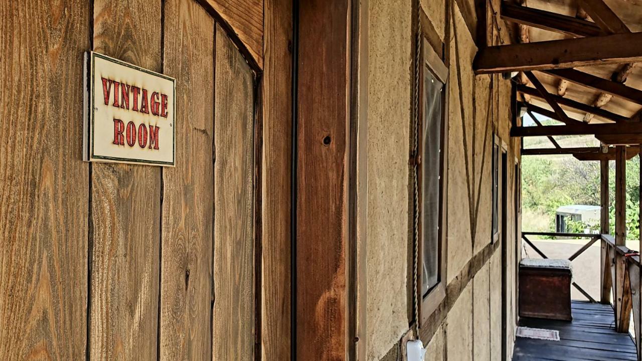 Cob Camp Bed & Breakfast Dŭbravite Dış mekan fotoğraf