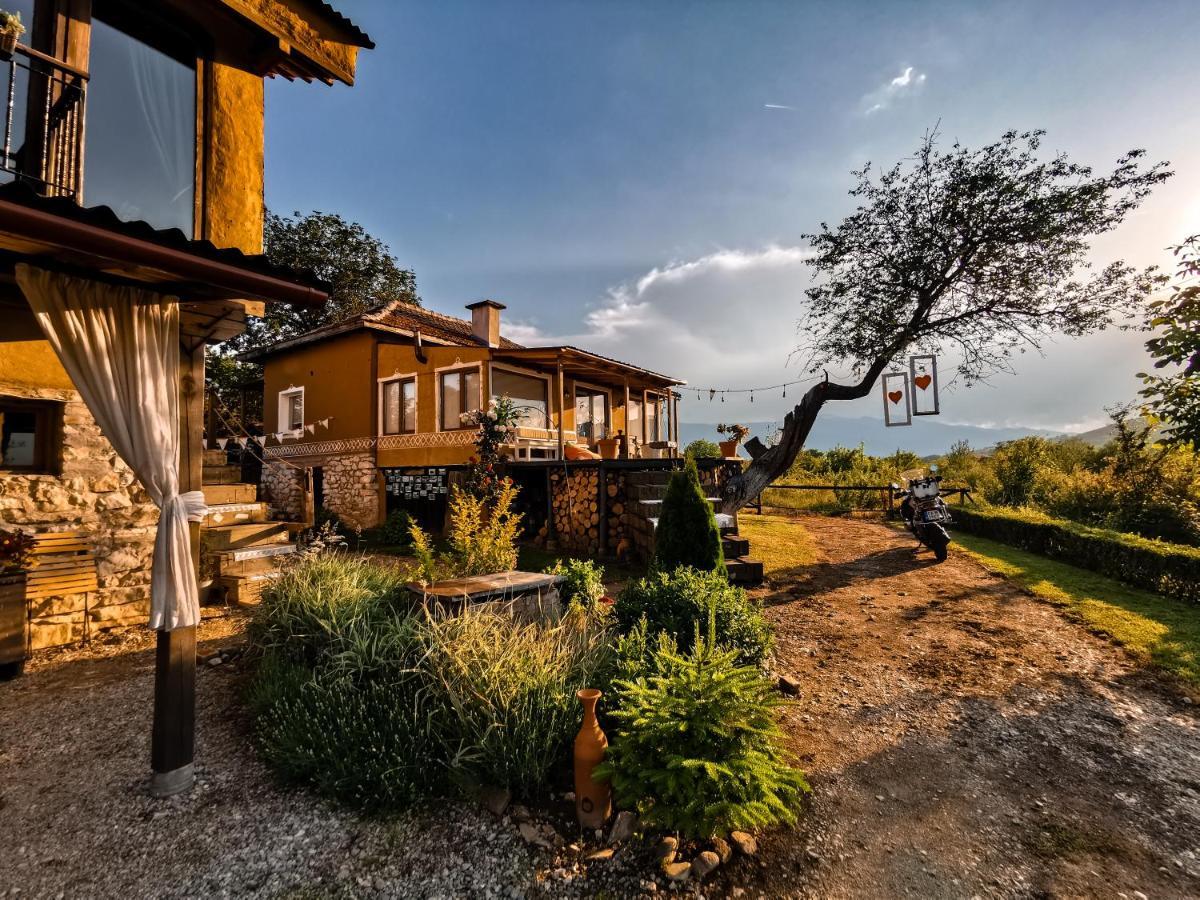 Cob Camp Bed & Breakfast Dŭbravite Dış mekan fotoğraf